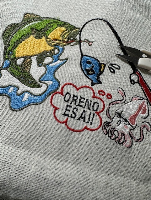 釣り好きの人が釣りをしている刺繍